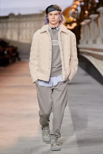 Look 19